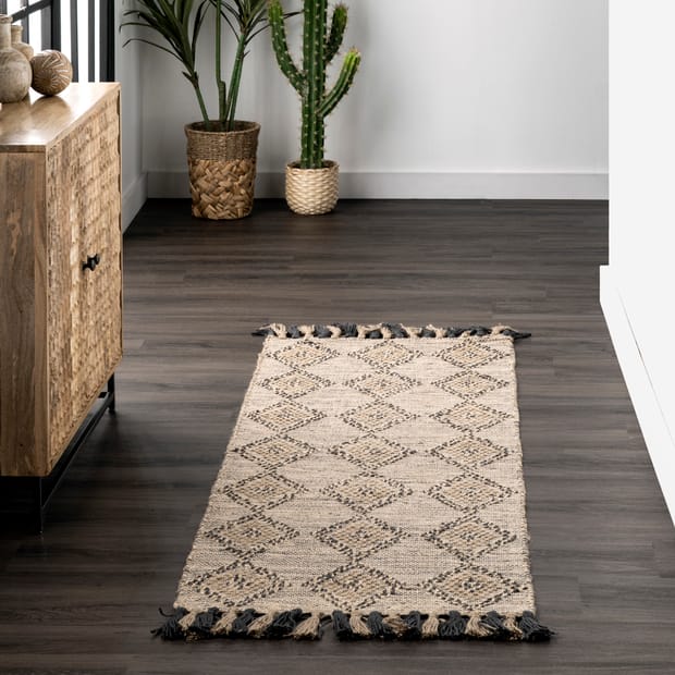 Responsibly Handcrafted High-Low Harlequin with Tassels Beige Rug